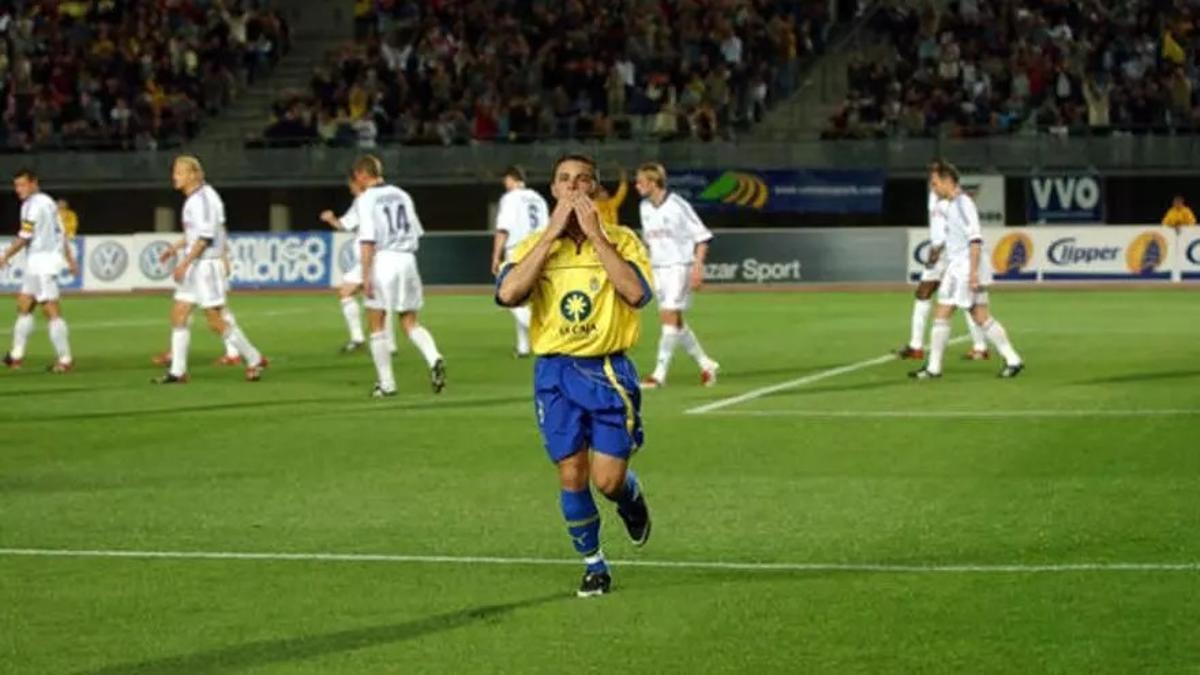 Rubén Castro saluda a la grada en el partido inaugural del estadio, en 2003.