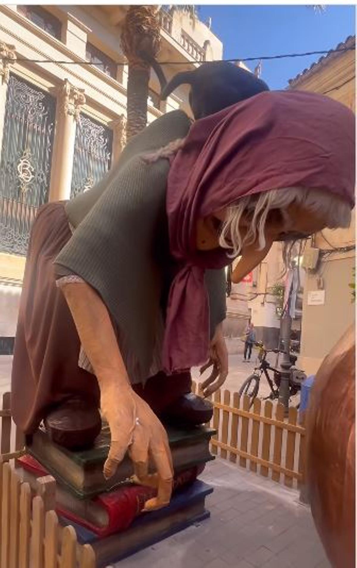 La figura de la Bruixa Joana instalada en Manacor ha sido vandalizada.