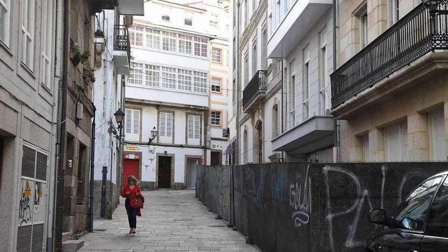 Calle Príncipe, en la Ciudad Vieja, con una valla de obra, en la vía pública.