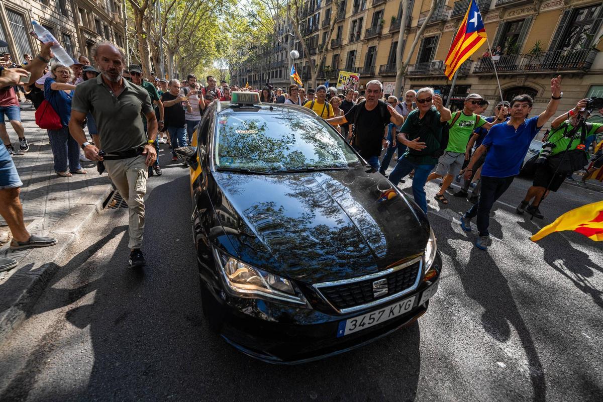 Gonzalo Boye yendose de Arc de triunf en taxi, después de la manifestación independentista para recibir a Puigdemont.