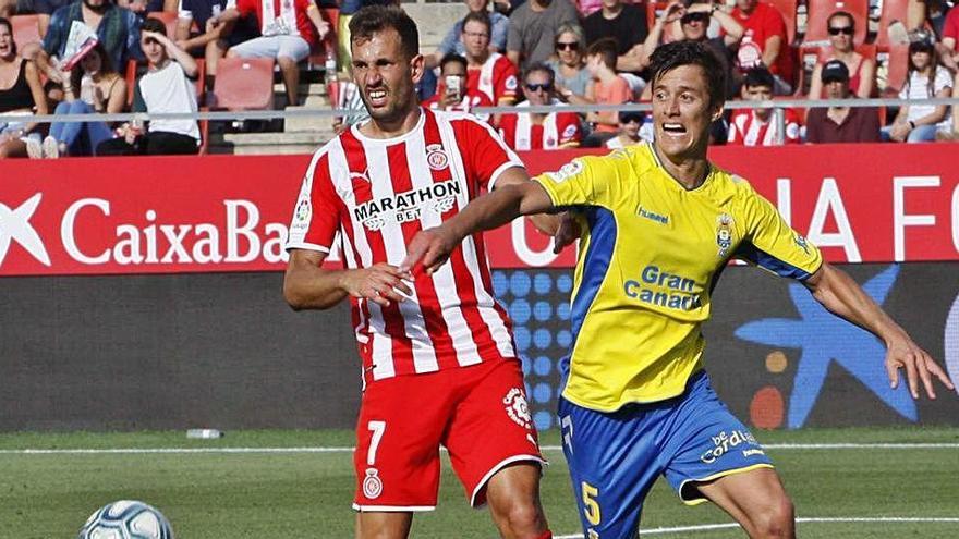 Stuani lluita amb Mantovani en el partit a Montilivi.