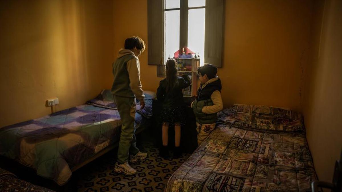 Los hijos de Brahim Bounash y Fatima Boyzgarne no van a la escuela porque el ayuntamiento de Ripoll no permite empadronarles.