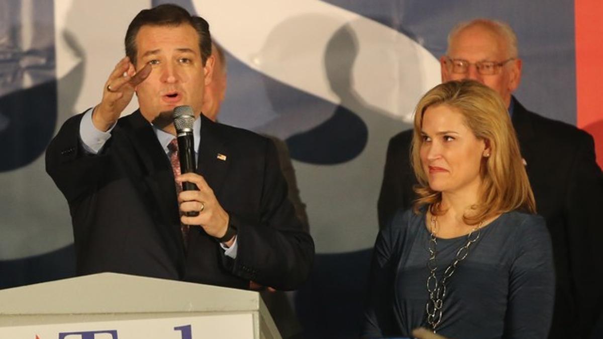 El senador republicano Ted Cruz, observador por su esposa, se dirige a sus simpatizantes tras ganar el caucus de Iowa.