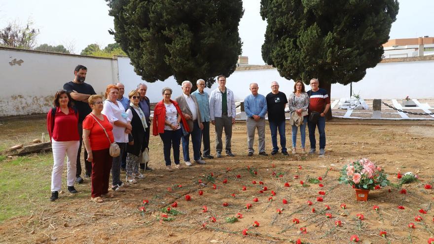 Dejadnos Llorar califica de &quot;vergüenza&quot; el estado de la última fosa abierta en el cementerio de La Salud