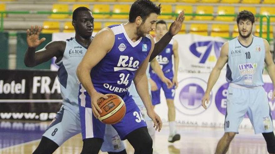 El cobista Pablo Román, con el balón, ayer en el Pazo. // Iñaki Osorio