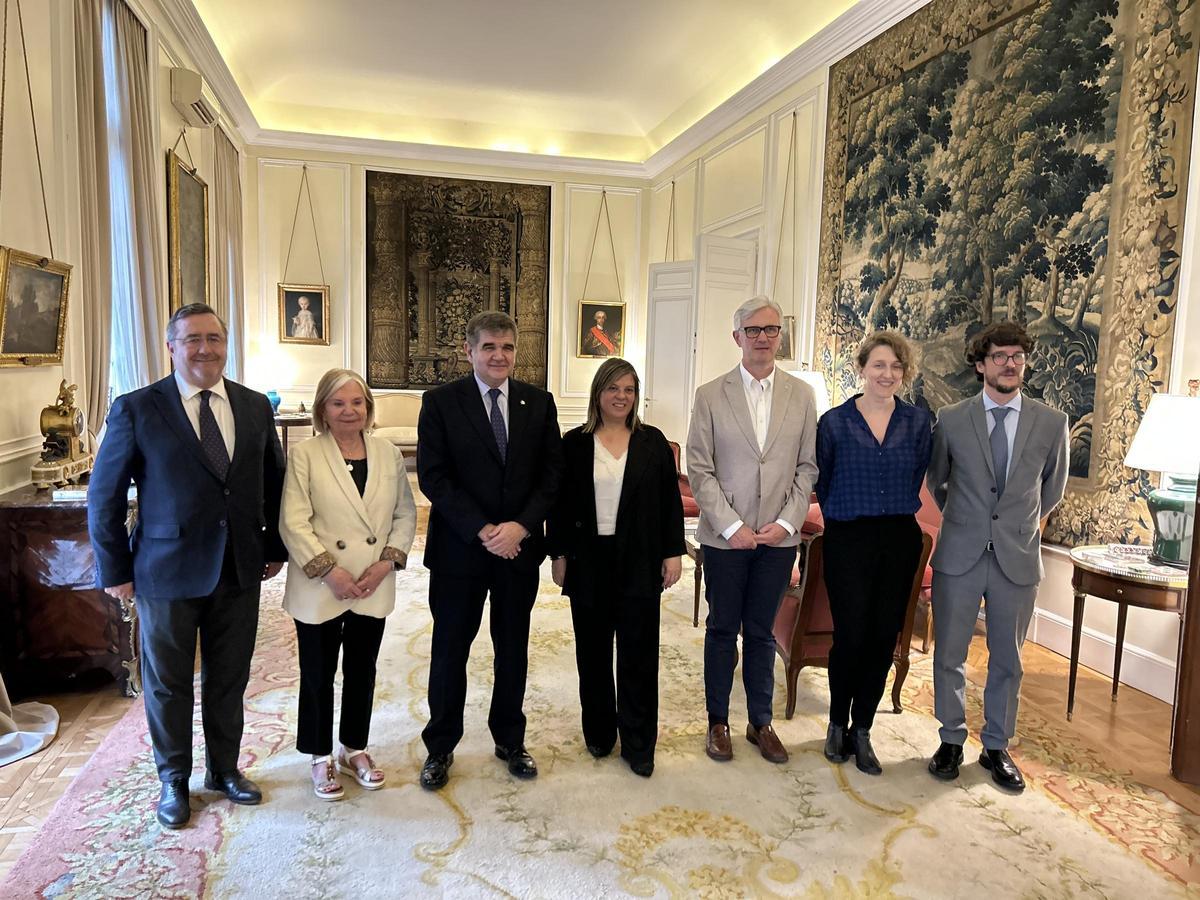 Por la izquierda, Pedro Zarco, consejero de Trabajo, Migraciones y Seguridad Social de la Embajada de España en Argentina; María Antonia Fernández Felgueroso, presidenta del Consejo de Comunidades Asturianas; Joaquín María de Arístegui, embajador de España en Argentina; Gimena Llamedo vicepresidenta del Principado de Asturias, Marcos Niño, director general del Reto Demográfico; Paula Palicio, directora del Centro Cutlural de España; y Roberto Taboada, consejero de Educación, Formación Profesional y Deporte.