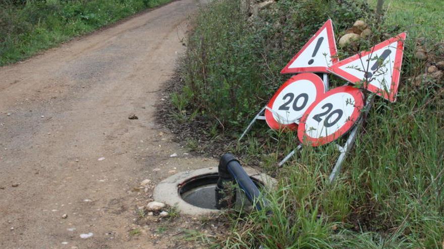 Un dels tubs de la xarxa provisional d&#039;aigua de Vilademuls amb uns cartells de reducció de velocitat