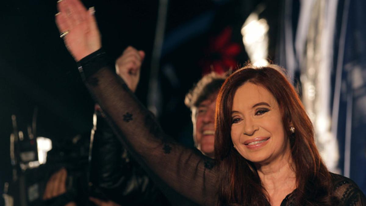 Cristina Fernández de Kirchner saluda a sus seguidores en la plaza de Mayo de Buenos Aires tras vencer en las elecciones generales del domingo.