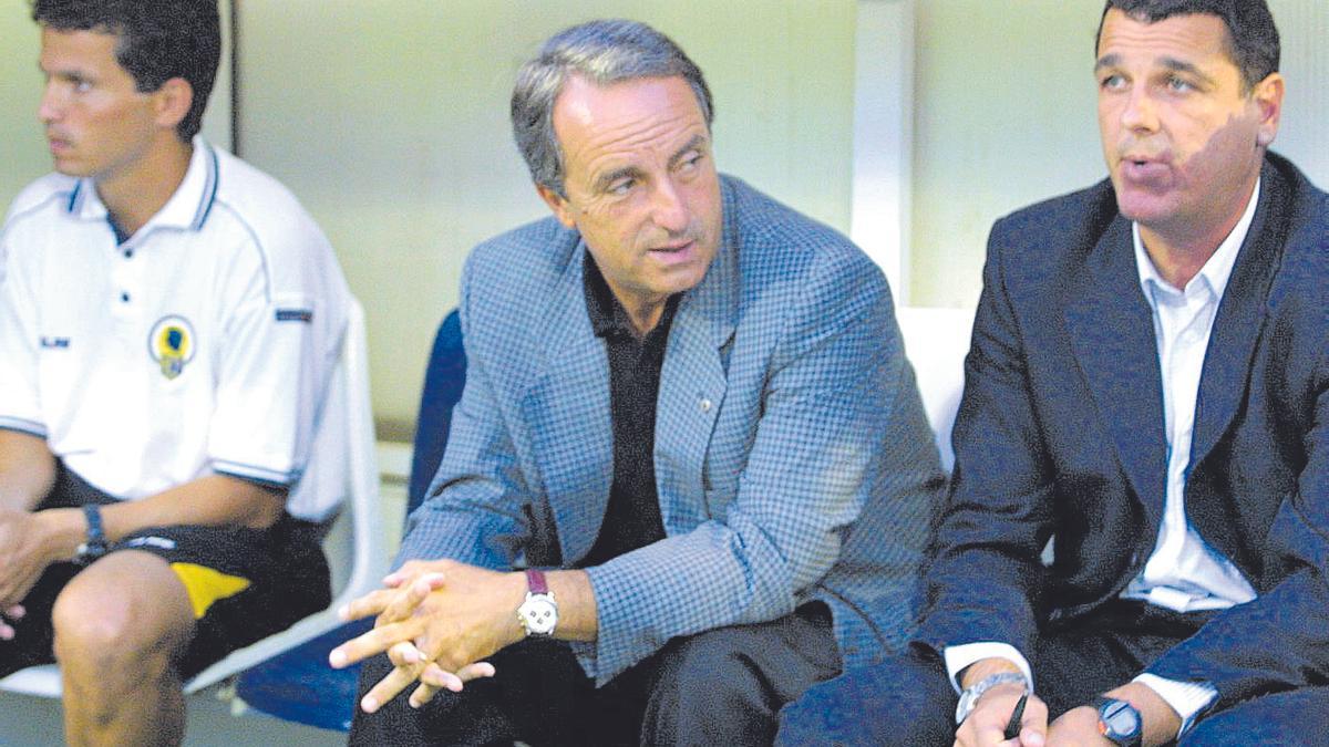 Álvaro Pérez junto a Quique Medina en el banquillo del Hércules.