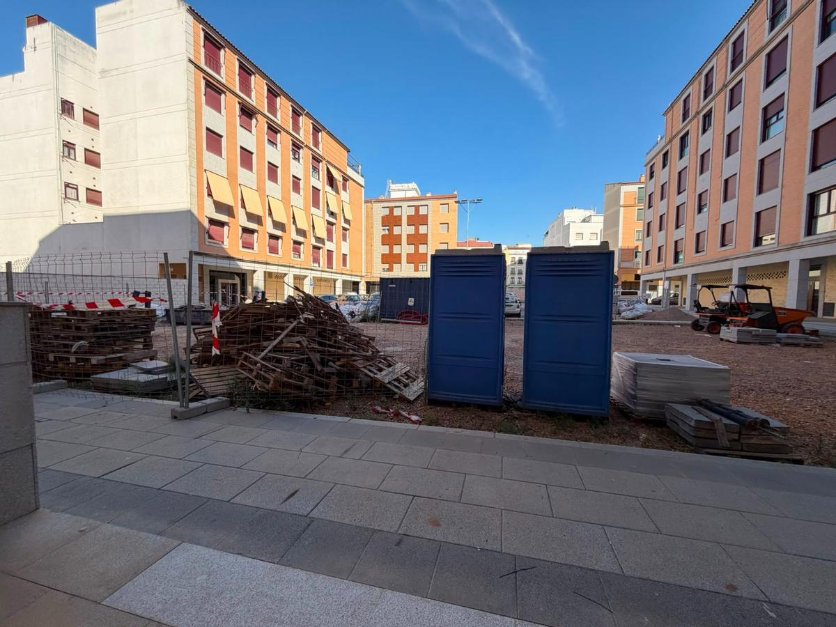 Fotogalería | La suciedad de las obras desespera a los vecinos de la plaza Príncipe de la paz Fotogalería | La suciedad de las obras desespera a los vecinos de la plaza Príncipe de la paz