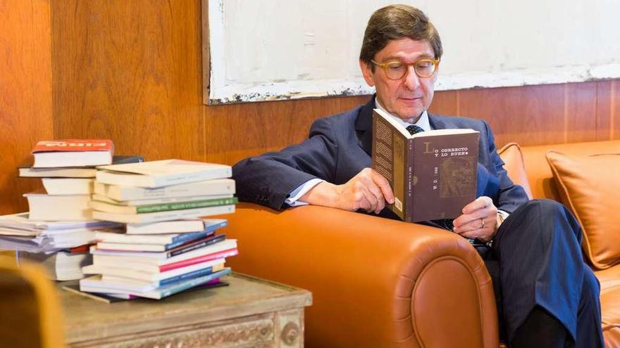 José Ignacio Goirigolzarri lee un libro de uno de sus filósofos favoritos, W. D. Ross, en su despacho de la sede de Bankia.
