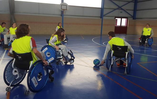 El fútbol, ese deporte que mueve masas y pasiones en todo el mundo, abre una puerta a la inclusión de las personas con discapacidad y en silla de ruedas, y lo hace con una nueva modalidad, el foothand.