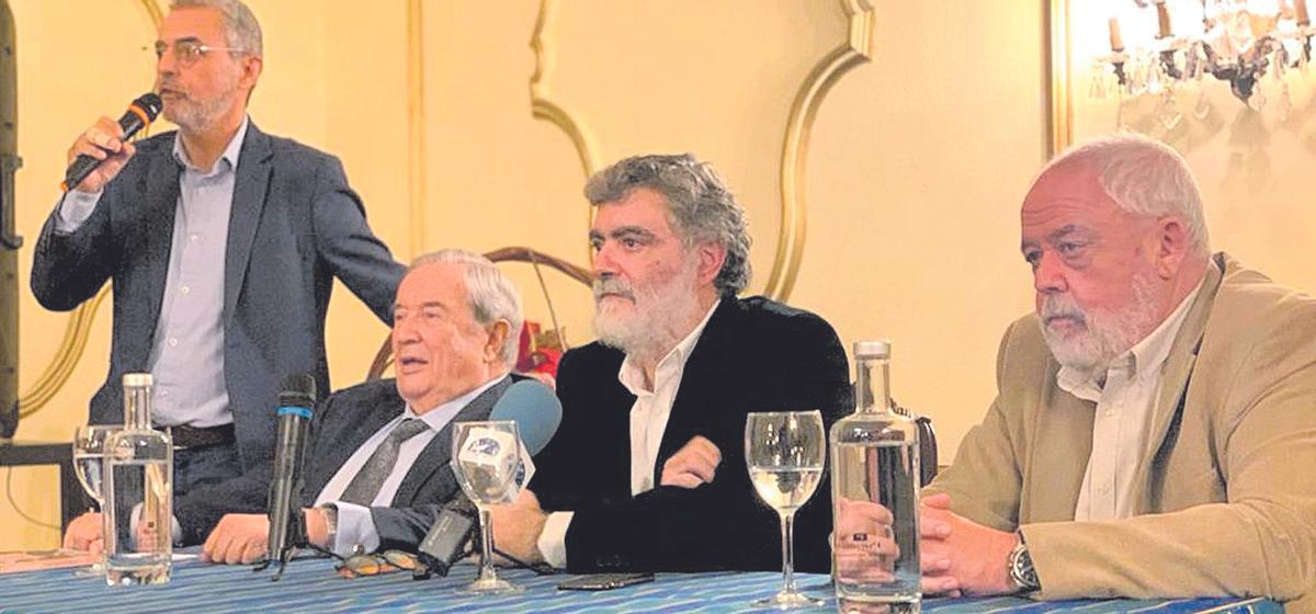 El  expresidente canario en la presentación de un libro de Anelio Concepción (a la derecha).