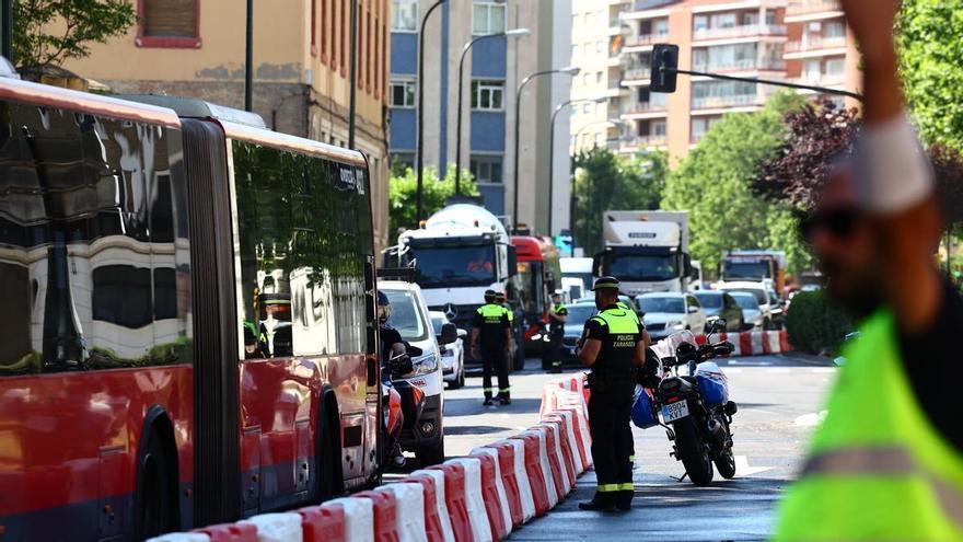 Atascos en el paseo María Agustín de Zaragoza por las obras del Portillo.