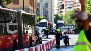 Atascos y agentes regulando el tráfico: el centro de Zaragoza ya nota los nuevos cortes por las obras del Portillo
