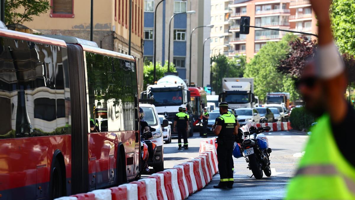 Atascos en el paseo María Agustín de Zaragoza por las obras del Portillo.