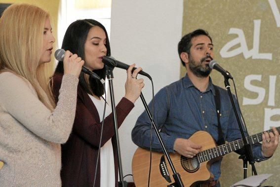 Starke Gefühle, innige Gebete: Den Sonntagsgottesdienst feiern alte und junge Mitglieder aus den verschiedensten Ländern in Palmas evangelischer Gemeinde mit Hingabe. Ein fester Bestandteil der Messe