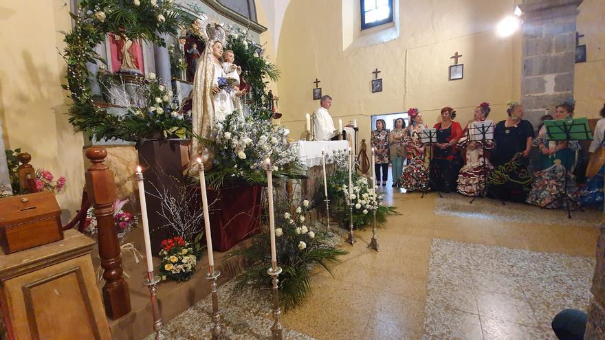 Bodenaya cubre de flores a la Virgen de Los Remedios