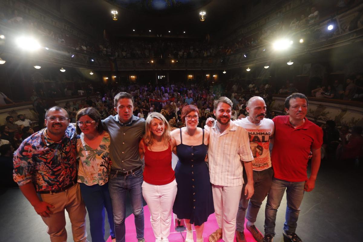 Yolanda Díaz junto a representantes de Compromís y de Sumar en un acto en València en la campaña de las generales.