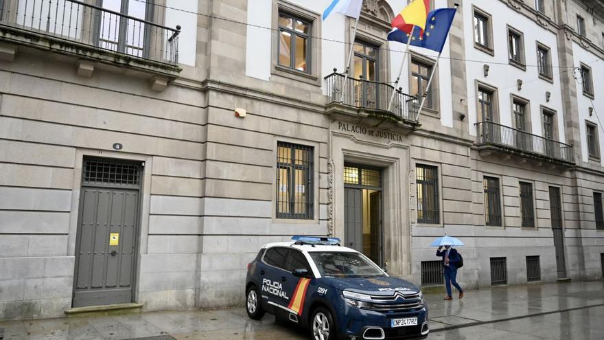 Una madre y su novio, condenados por hacer vídeos sexuales con la hija de ella