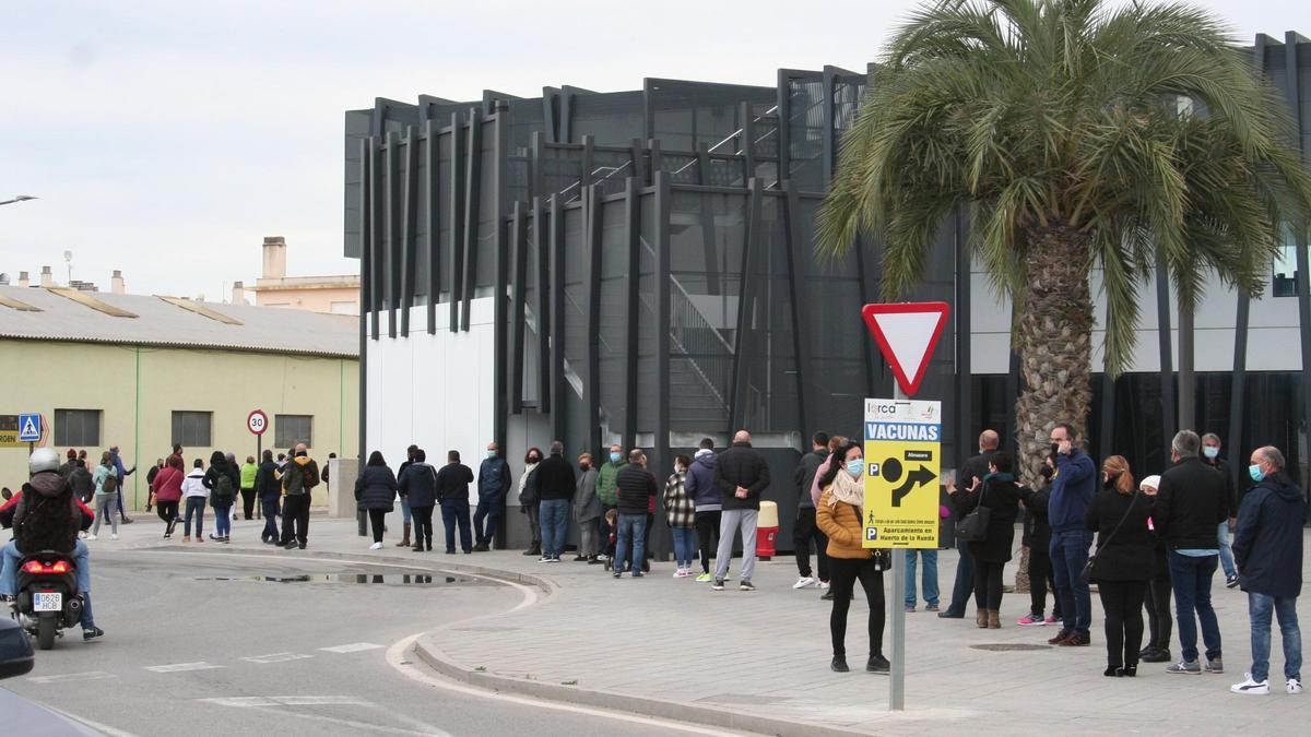 La cola para vacunarse rodea el recinto de ferias y congresos de Santa Quiteria, este miércoles.