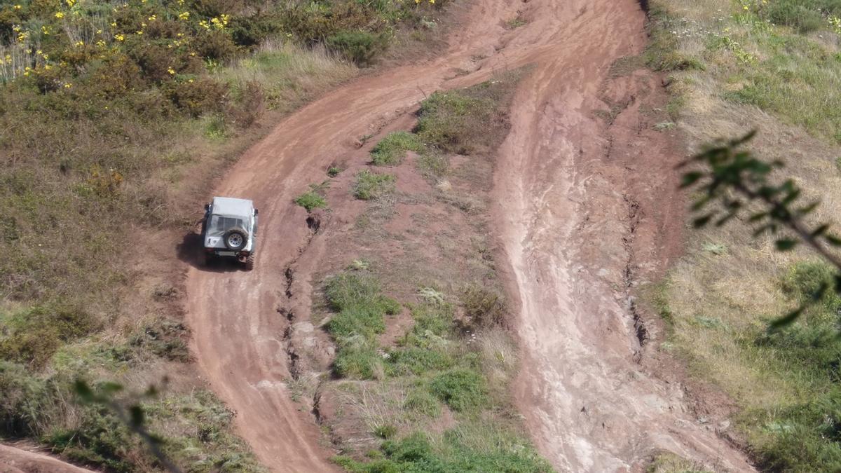 Un 4x4 avanza por una subida.