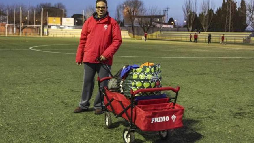 Detrás de cada partido de fútbol hay un mundo que mantinen en equilibrio delegados como Rubén Gil Vendrell, de l&#039;Alcúdia.