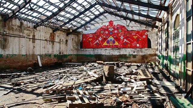 Interior de una nave de Can Ricart, completamente en ruinas, sin tejado.