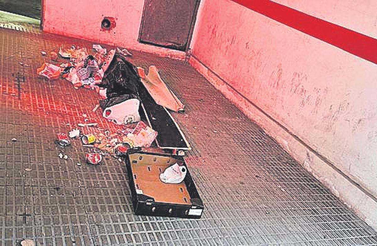 Imagen de suciedad en el entorno del centro de rehabilitación que denuncian los vecinos.