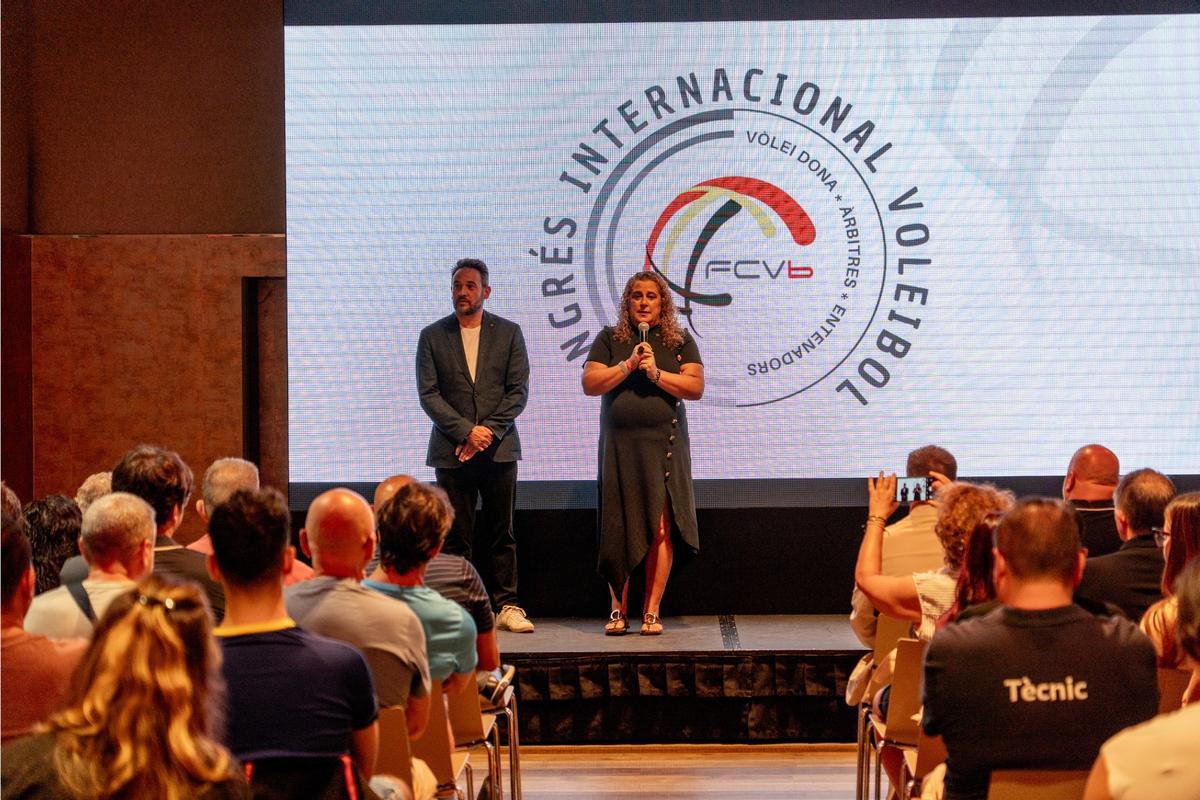 Maribel Zamora, presidenta de la Federación Catalana de Voleibol, y Abel García, secretario general del Deporte, durante la inauguración del congreso