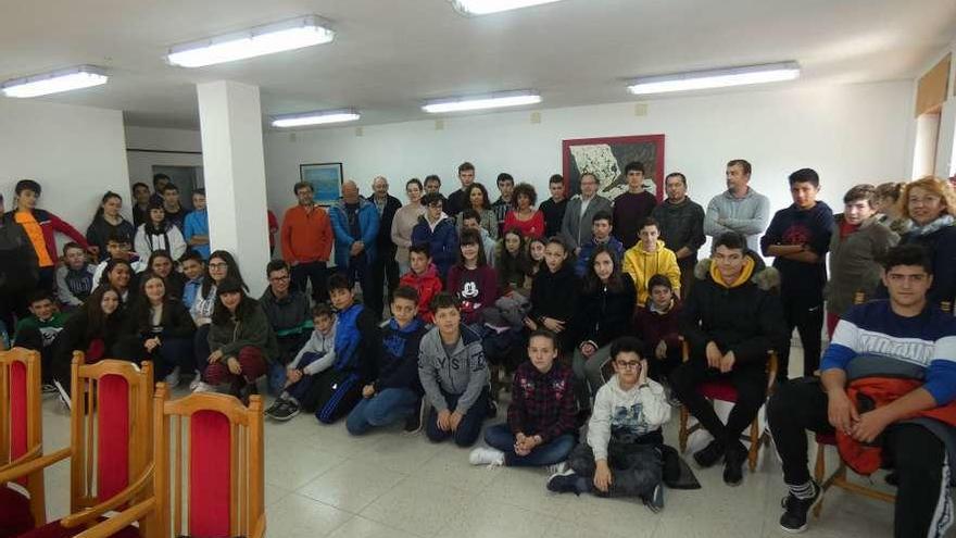 Los alumnos del colegio de Arenas, junto a la Corporación municipal, antes del Pleno.
