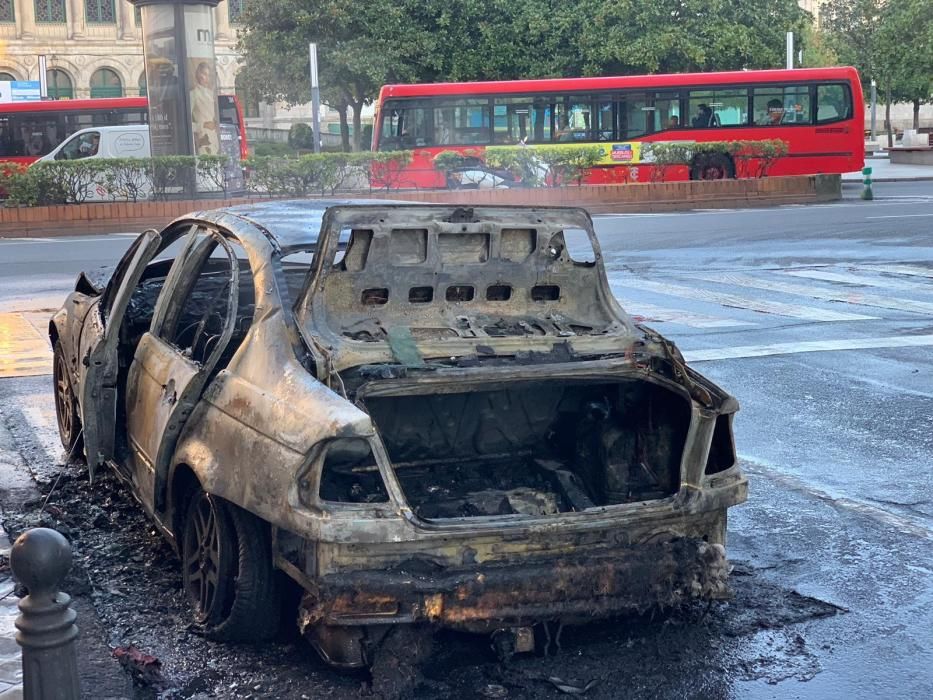 Un coche arde en la plaza de Pontevedra