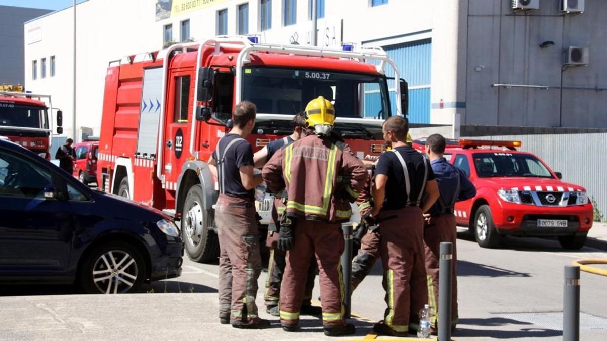 Un grupo de bomberos en el exterior de la fábrica Gamo.