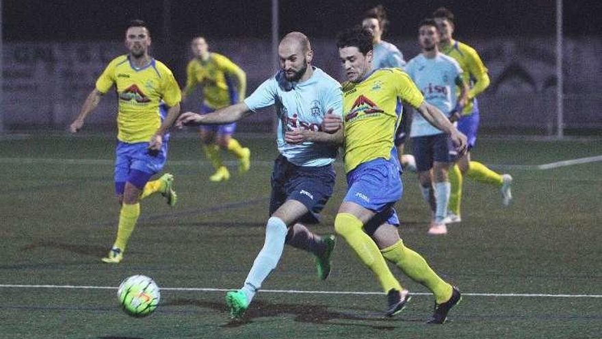 Un lance del partido entre el Polígono y el Cortegada. // Iñaki Osorio