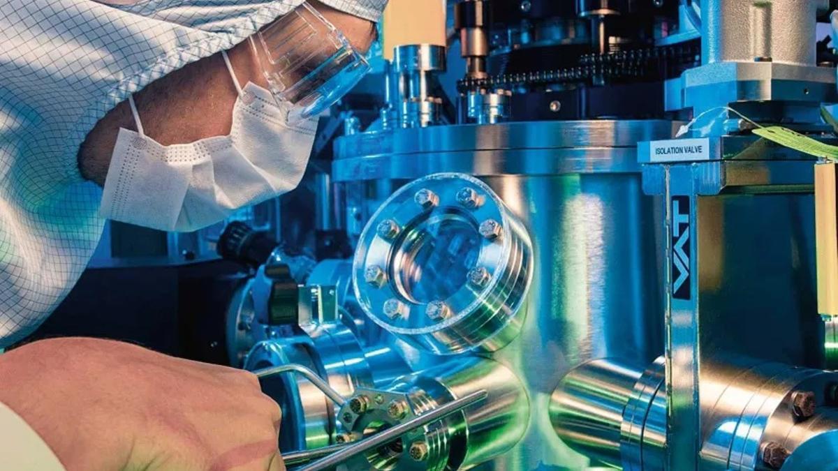 Un científico del OIEA realiza una prueba en las instalaciones de la organización.