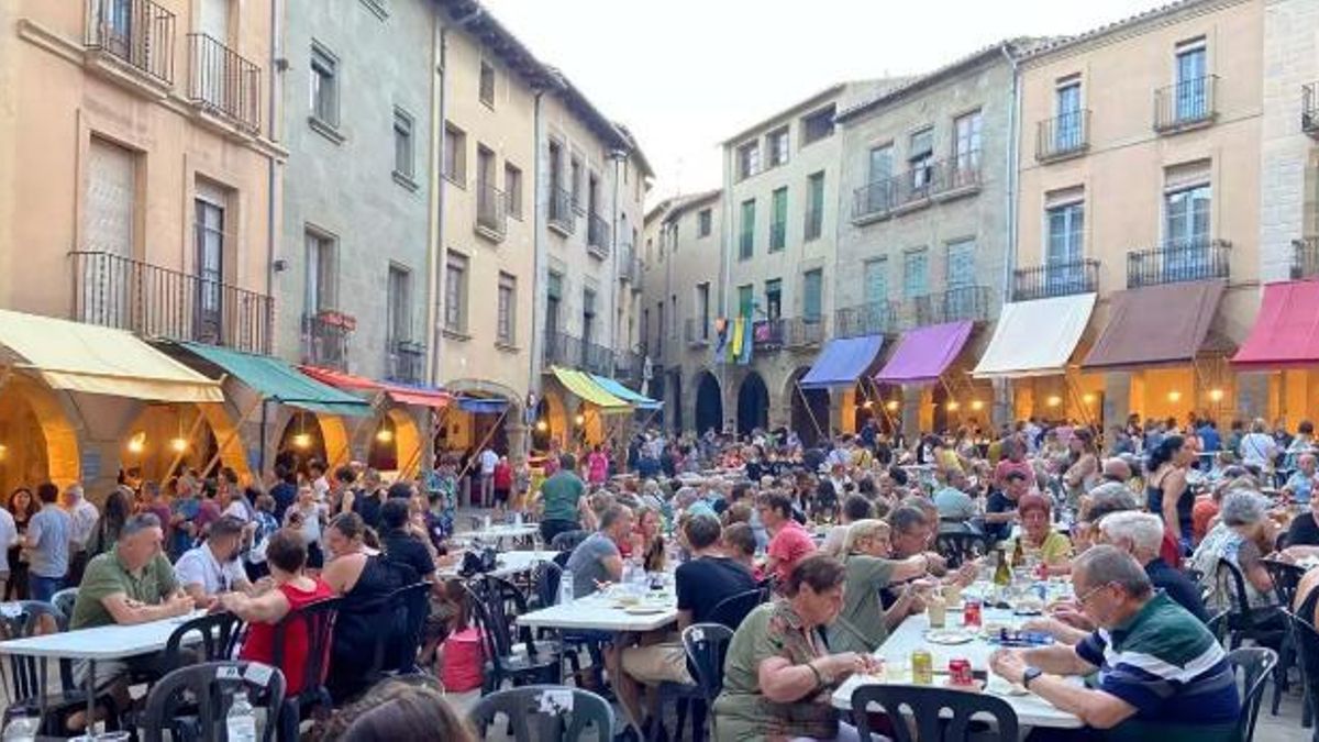 La 8a edició del Tasta a la plaça atrau centenars de comensals a Calaf