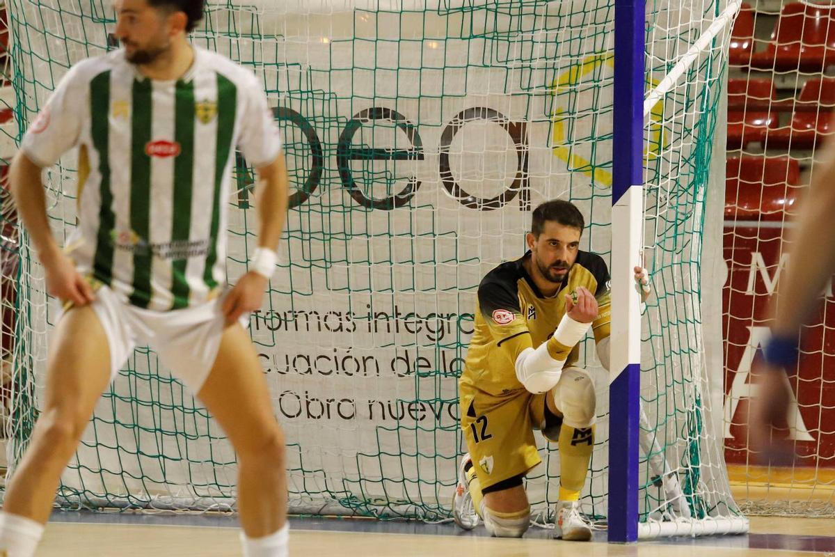 Fabio coloca una barrera en una falta.