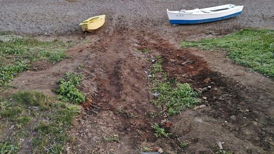 Embarcaciones varadas en la zona dunar de la playa de Lindavista, en San Pedro. | L. O.