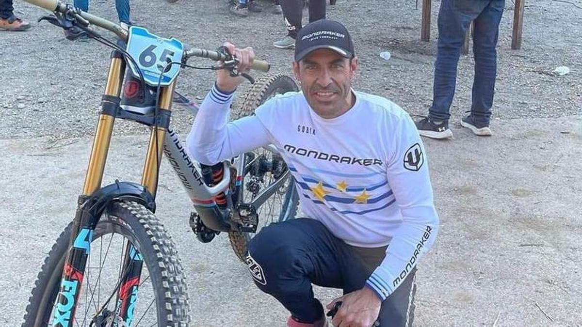 Jacobo Santana posa con su bicicleta con la que ha conseguido tantos éxitos.