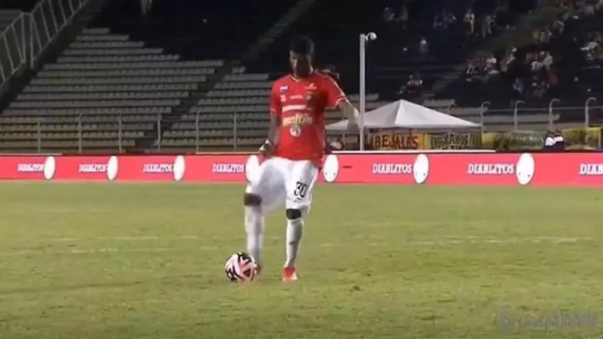 ¡Increíble! Fallan todos los penaltis a modo de protesta por un gol anulado...