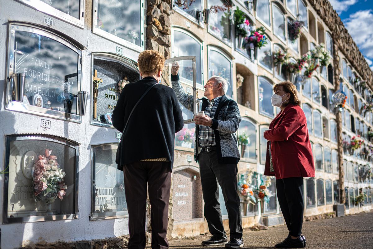 Familiares acuden al cementerio de Montjuic este 1 de noviembre