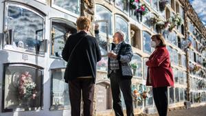 Familiares acuden al cementerio de Montjuic este 1 de noviembre