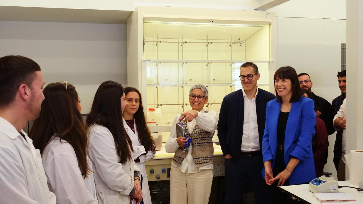 Ana Pontón (d.) y María Mayán (centro), durante la visita al Cinbio.