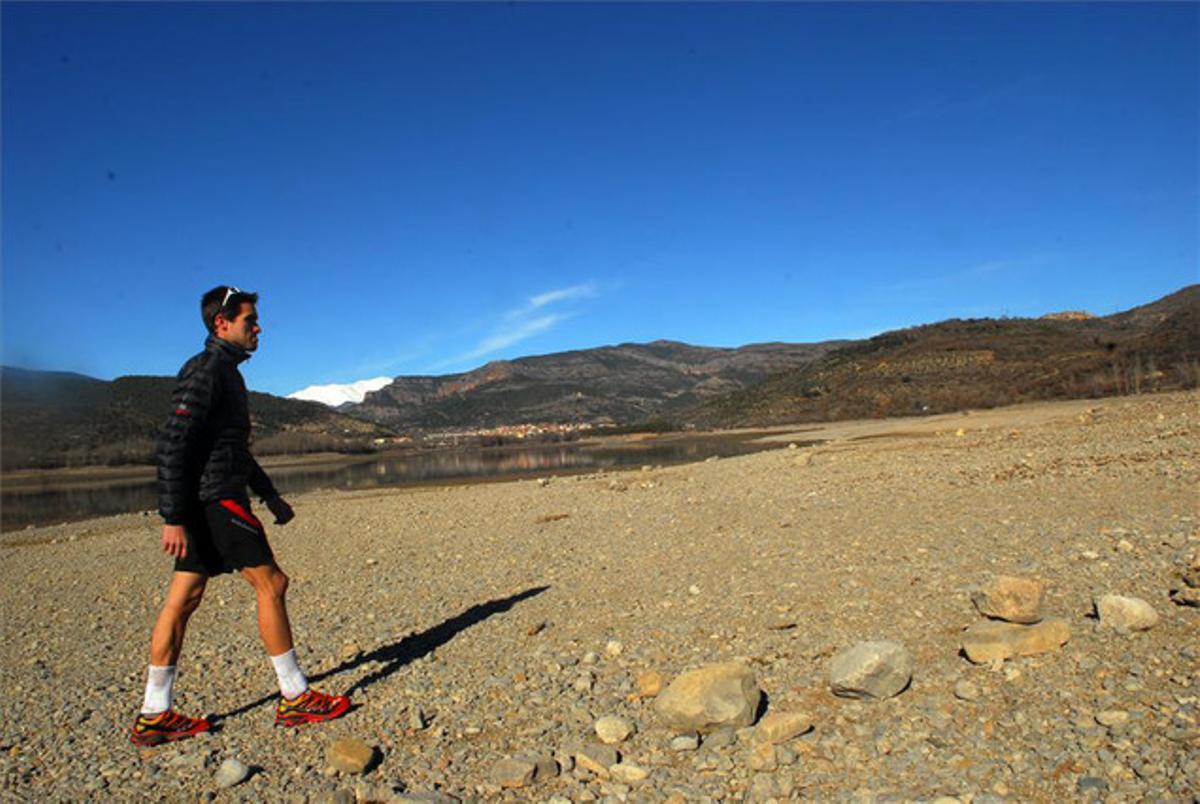 Eugeni Roselló, guanyador de la Spine Race, al costat del pantà de Sant Antoni. Al fons, el seu poble, la Pobla de Segur. Eugeni Roselló, guanyador de la Spine Race, al costat del pantà de Sant Antoni. Al fons, el seu poble, la Pobla de Segur.