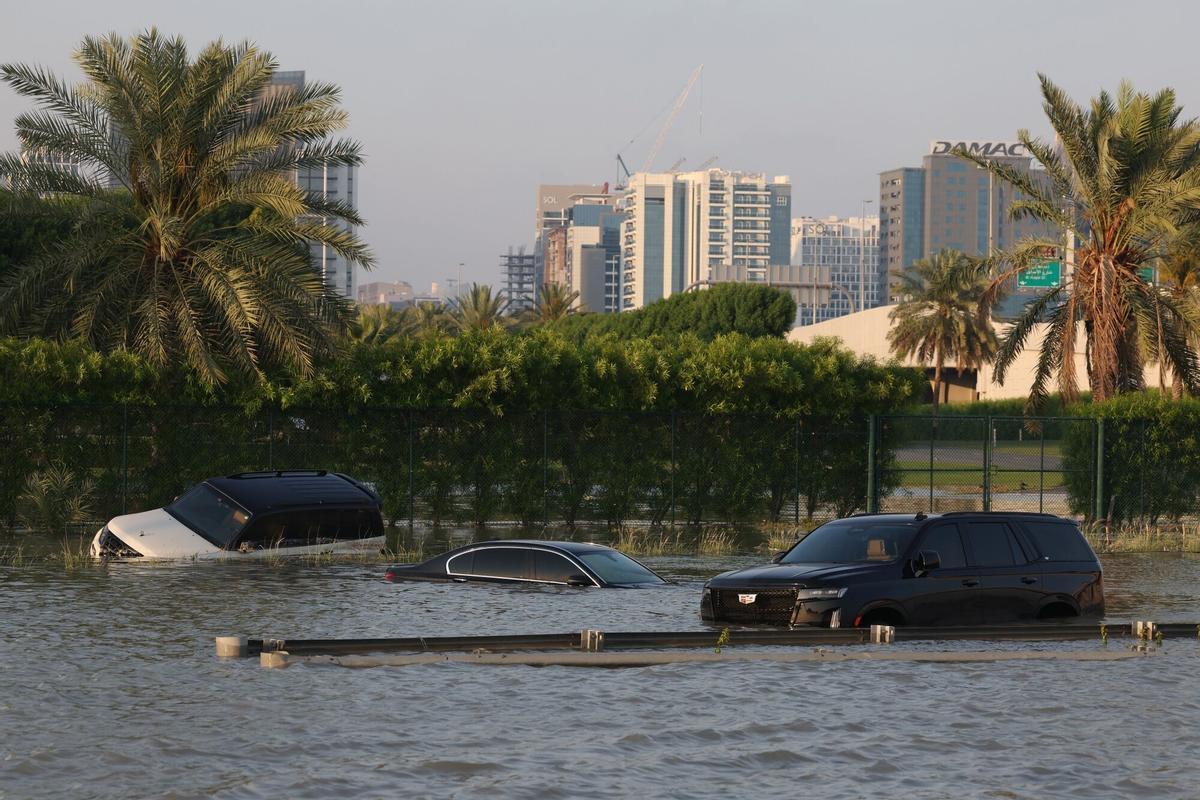 Las inundaciones en Dubai complican la ciudad y obligan a cerrar aeropuertos