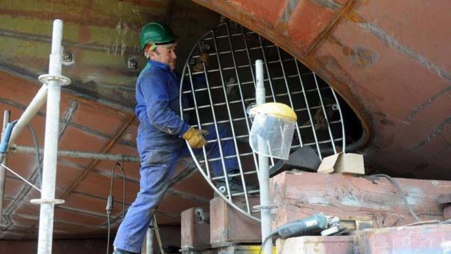 Un trabajador del astillero Nodosa en la ría de Pontevedra.  // Gustavo Rivas