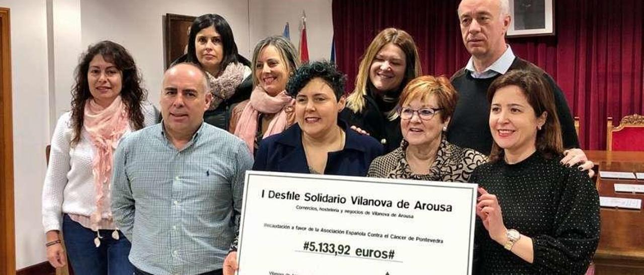 Las comerciantes de Vilanova entregando a la AECC la recaudación del I Desfile Solidario. // Faro