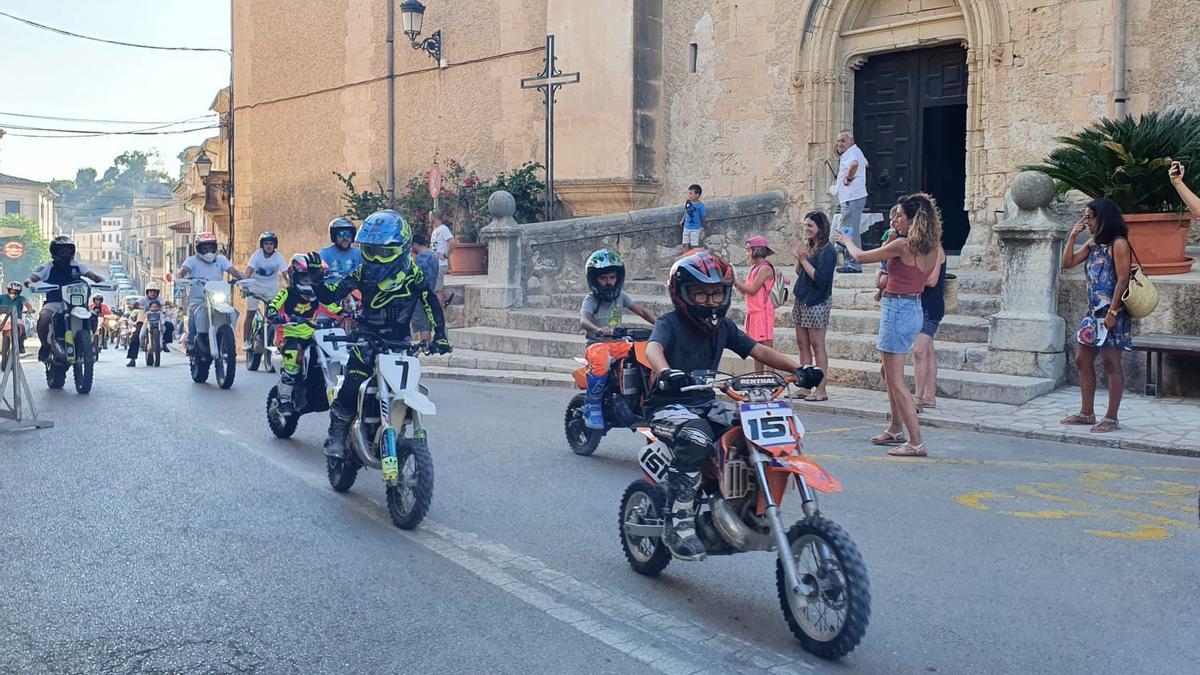 Motores y bocinazos en honor a Sant Cristòfol