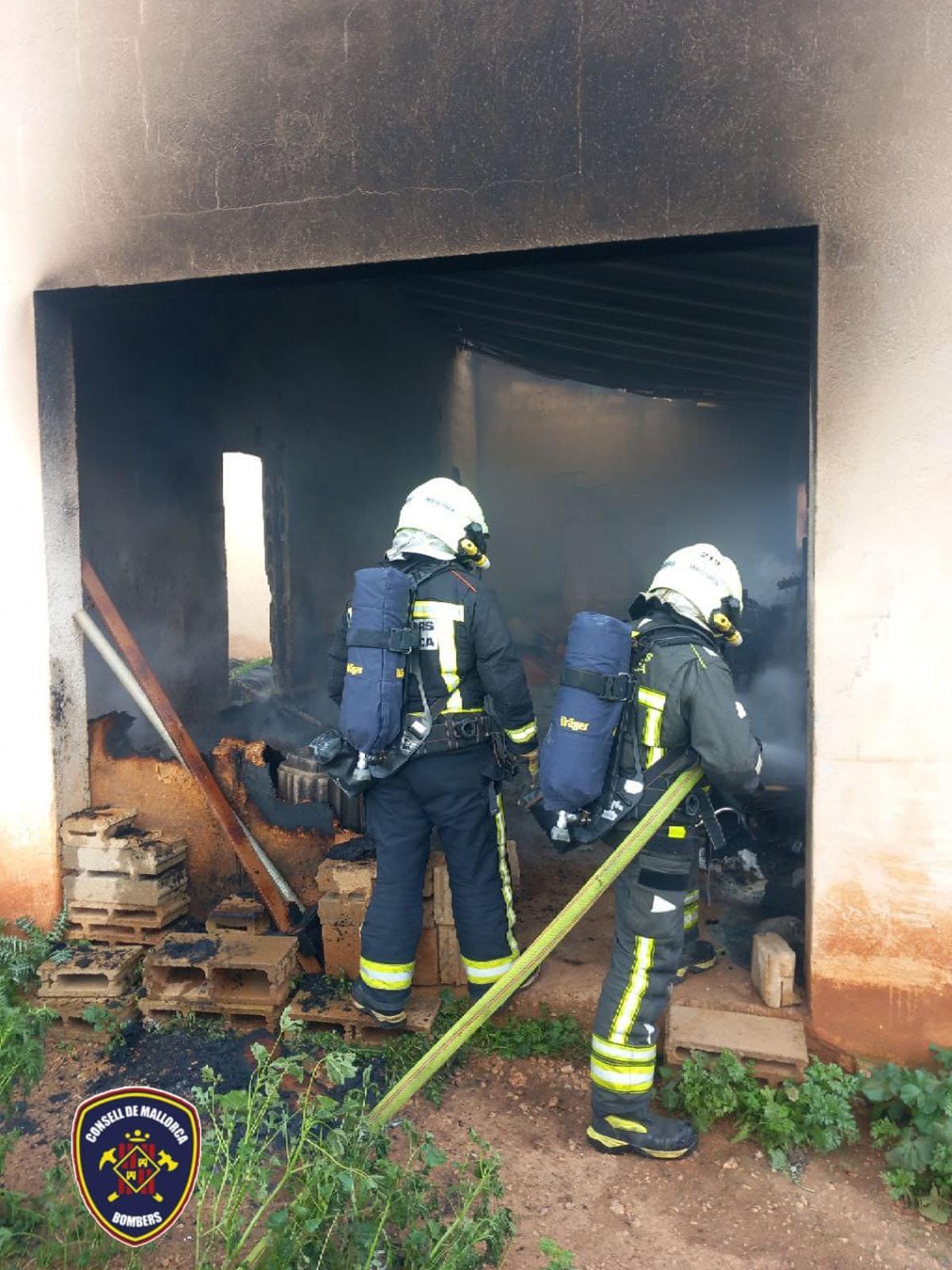 Los bomberos, durante las tareas de extinción.