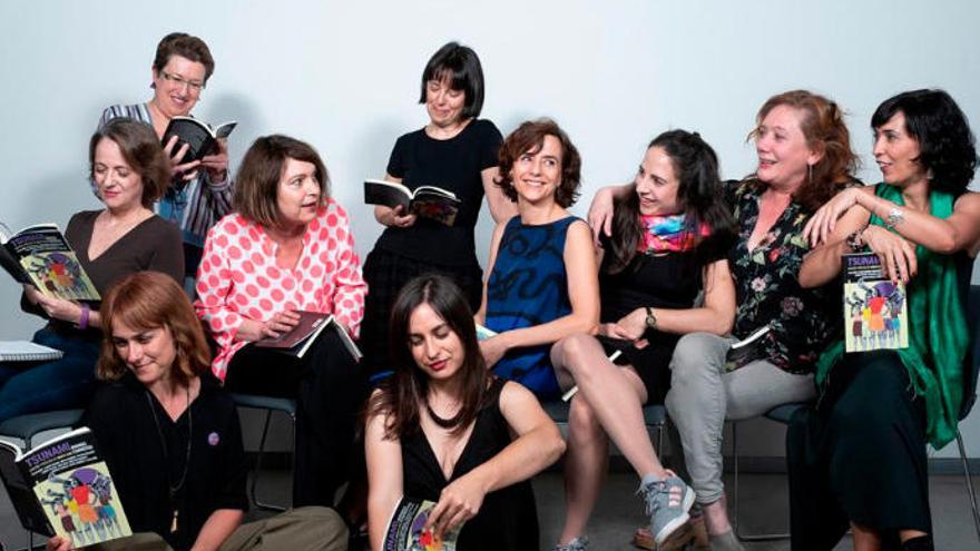 Las 11 escritoras que participan en el volumen &#039;Tsunami. Miradas feministas&#039;, durante su presentación en el Espacio Fundación Telefónica, en Madrid.